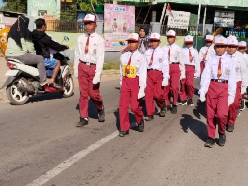 Siswa SDN 10 Curahtatal Ikuti Lomba Gerak Jalan HUT RI ke-80